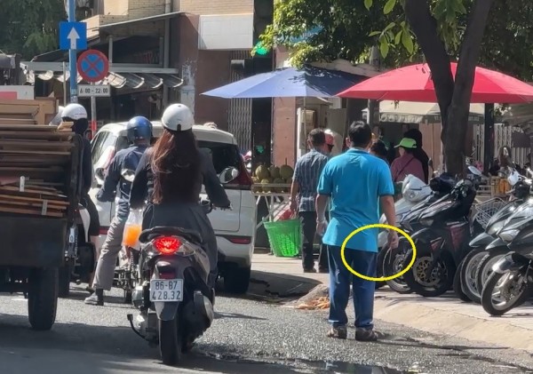 Tài xế dùng hung khí để đánh trả lại 3 hành khách.