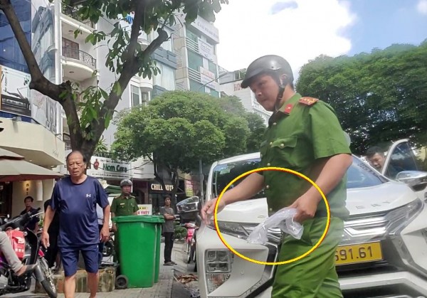 Công an thu giữ hung khí.