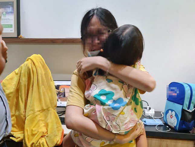Bé gái 3 tuổi ở Long An trở về với gia đình.