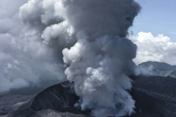 Du lịch - Núi lửa ở Indonesia có gì mà thu hút du khách ưa mạo hiểm kéo đến?