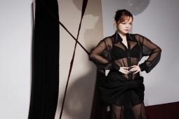 Thời trang - Phạm Quỳnh Anh mặc áo xuyên thấu, "mẹ 3 con" mà body đẹp nức nở