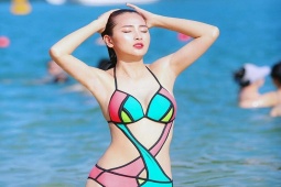 Thời trang - Váy áo quyến rũ tôn dáng thon của MC Mù Tạt, khác hẳn khi đóng "nữ pháp y"