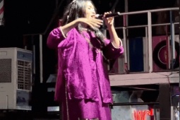 Thời trang - Nữ ca sĩ 20 tuổi diện áo bà ba hát trong quán bar ở Cần Thơ gây "sốt" MXH