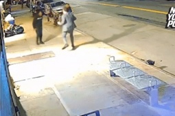 Thế giới - Mỹ: Người đàn ông bất ngờ bị kẻ lạ hỏi “nhìn gì” rồi rút dao đâm chết trước mặt bạn gái