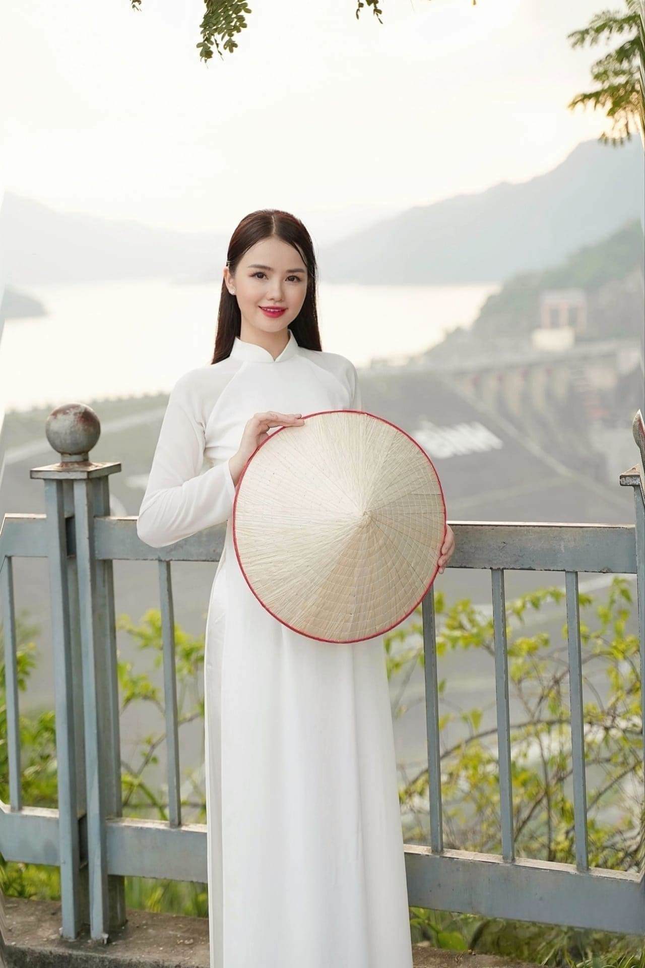&nbsp;đây, Á hậu 1 Mrs Grand Vietnam 2023 – Bùi Thị Sao Mai đã thực hiện bộ ảnh áo dài trắng tại quê nhà Hoà Bình của cô.&nbsp;&nbsp;
