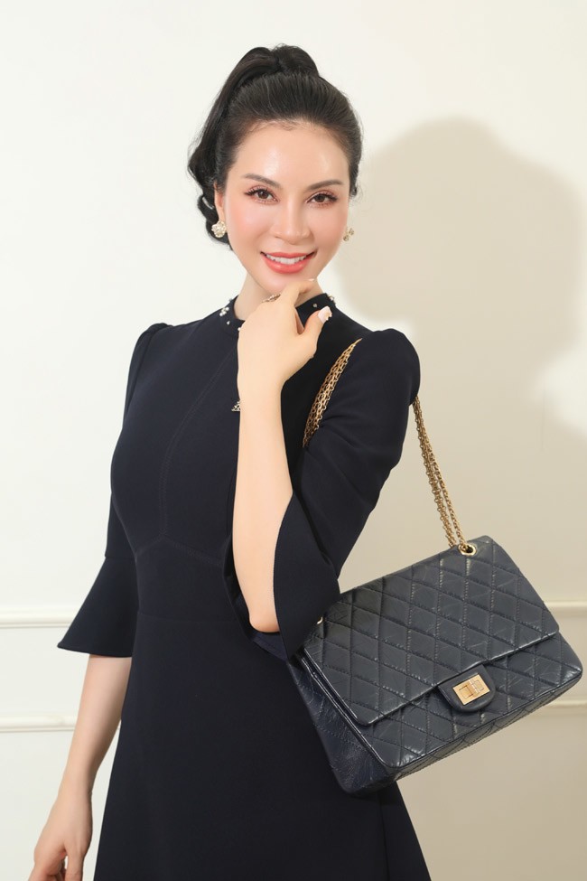 Không chỉ hình thể đẹp, Thanh Mai luôn biết cách lựa chọn trang phục phù hợp với vóc dáng và lứa tuổi. Cô thường diện những bộ cánh thanh lịch, sang trọng, tôn lên vẻ đẹp dịu dàng, đằm thắm của mình.