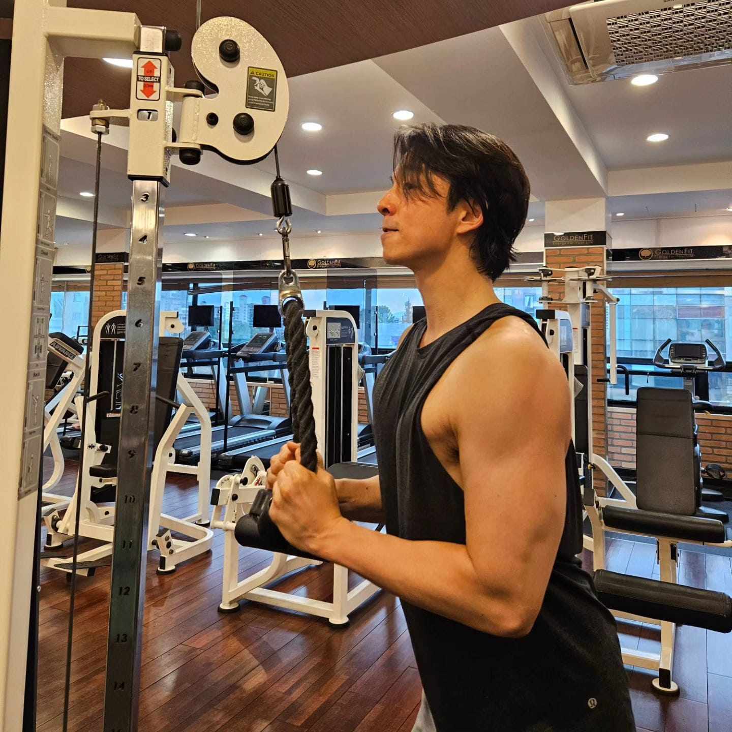 Tài tử&nbsp;Gong Yoo đăng tải loạt ảnh khoe cơ bắp gây chú ý.