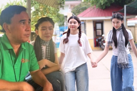 Hai con gái của MC Quyền Linh giản dị khi đi làm thiện nguyện cùng ba