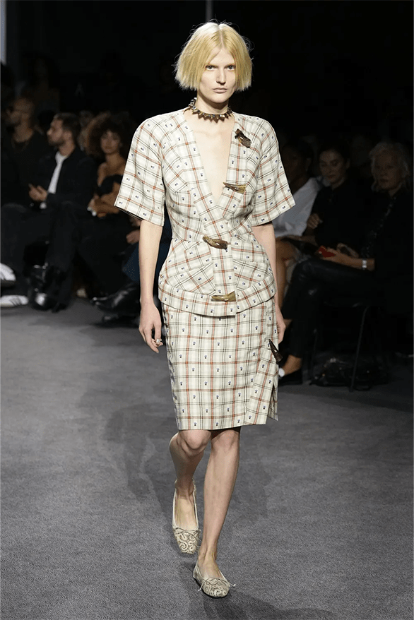 Sự cách tân thiết kế mang tính cách mạng của biểu tượng thời trang Anh - 2