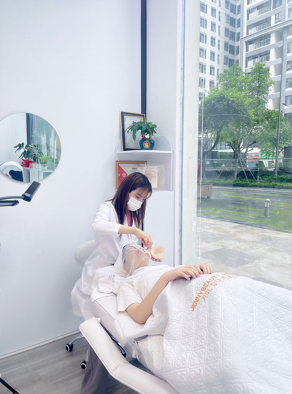 Jenny Trang đang tái tạo da cho khách hàng