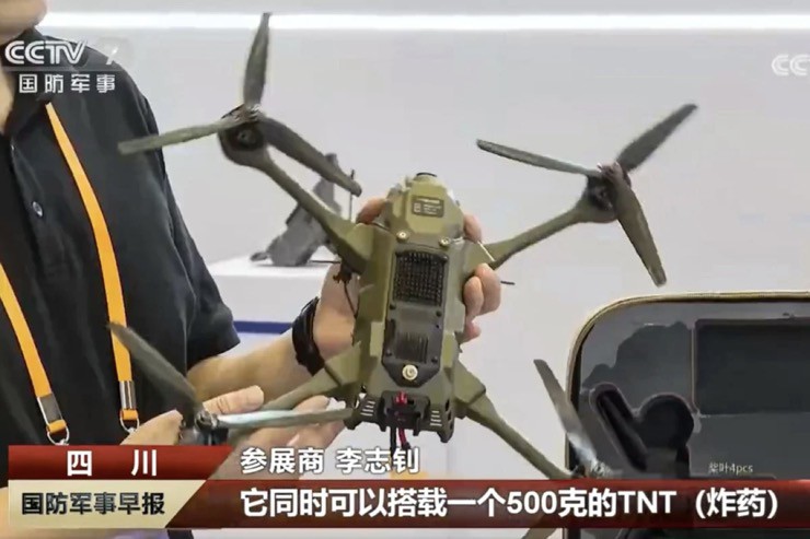 Mẫu UAV tự sát mang 500 gram thuốc nổ TNT được giới thiệu tại triển lãm.