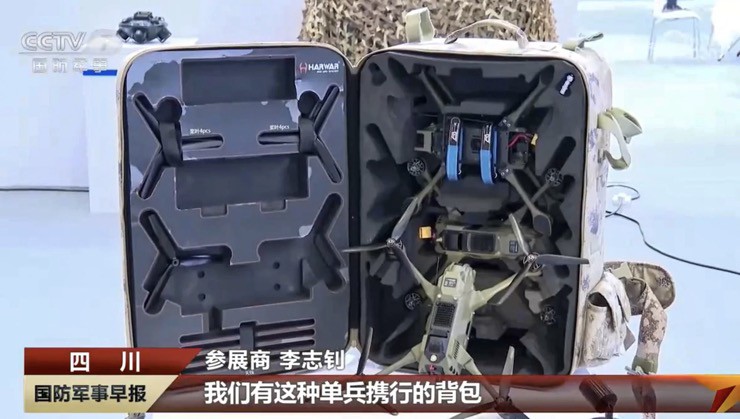 Mỗi binh sĩ có thể mang theo 4 UAV tự sát loại này nhờ mẫu ba lô chuyên dụng.