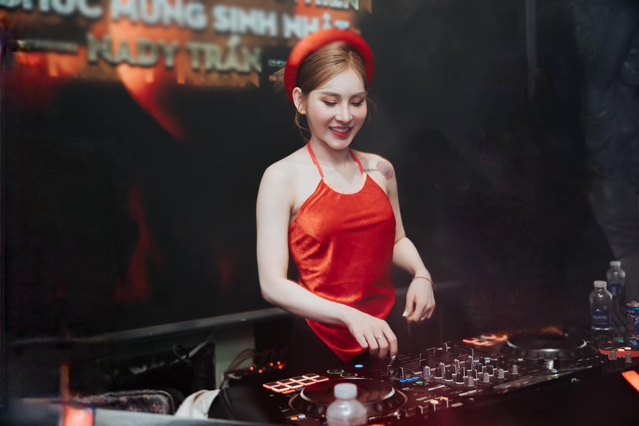 DJ T-Tina diện áo yếm đi diễn ở quán bar.