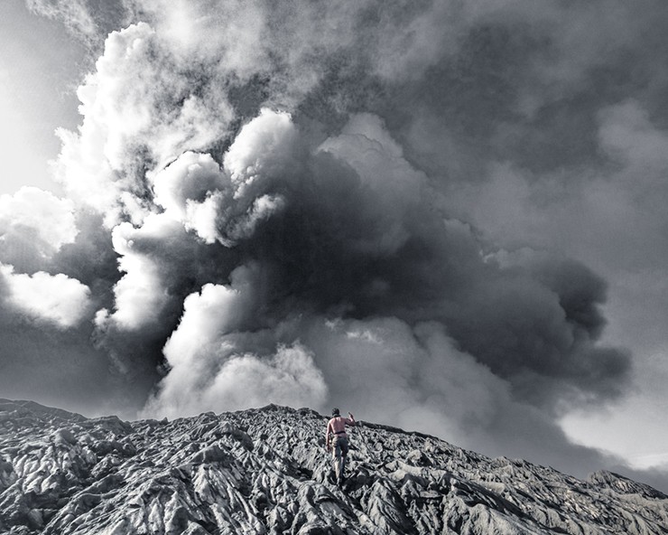Núi lửa ở Indonesia có gì mà thu hút du khách ưa mạo hiểm kéo đến? - 1