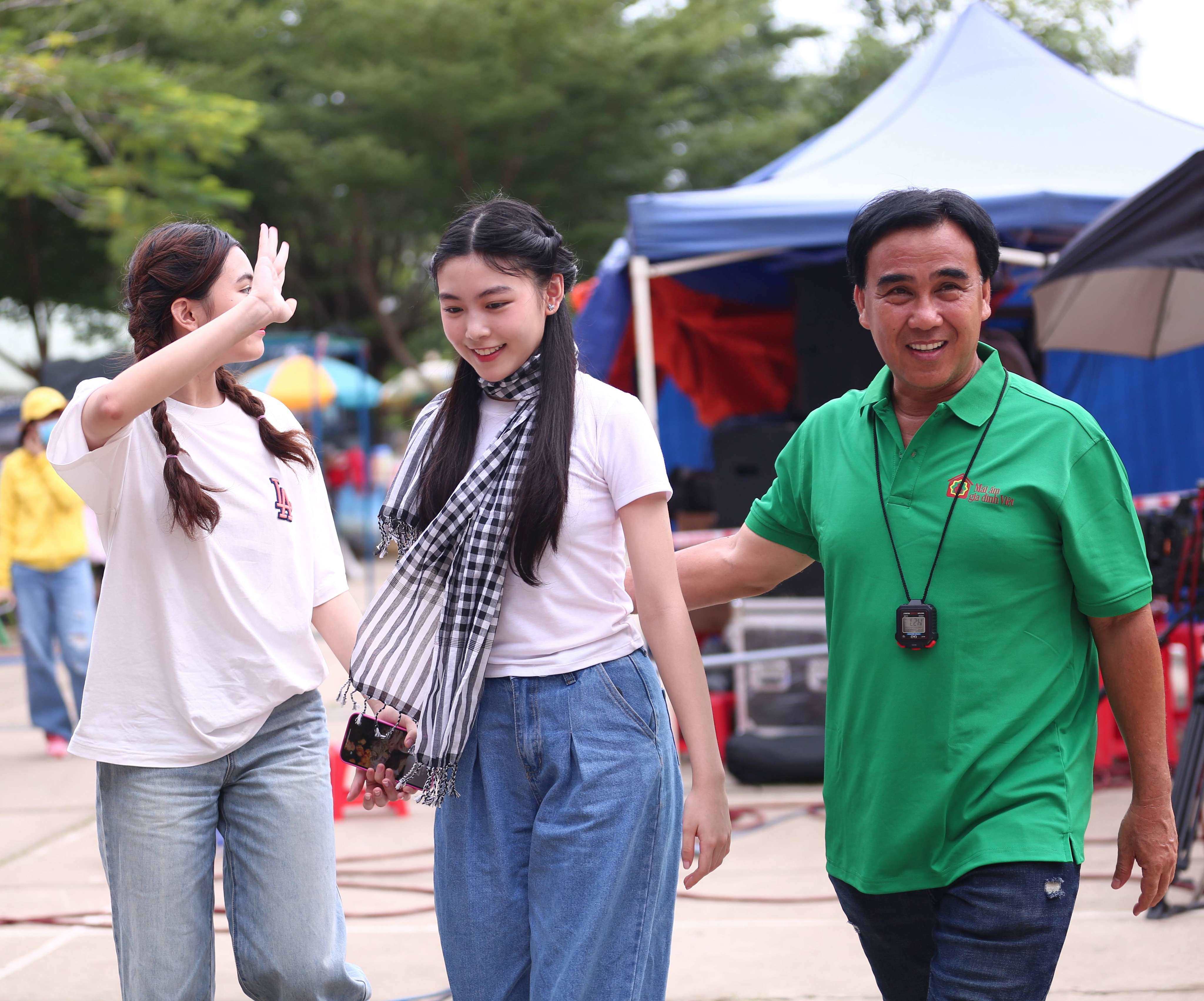 Hai con gái của MC Quyền Linh "gây sốt" khi cùng ba đi làm chương trình thiện nguyện.
