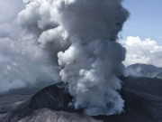 Du lịch - Núi lửa ở Indonesia có gì mà thu hút du khách ưa mạo hiểm kéo đến?