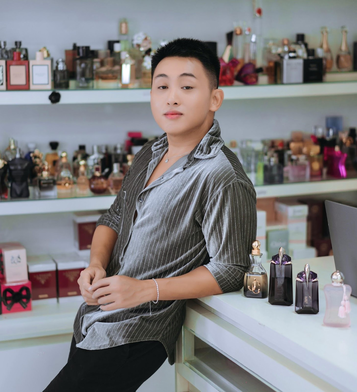 Triết lý kinh doanh của của anh Tân Trần đó là "bán câu chuyện mùi hương mang lại chứ không chỉ là bán nước hoa"