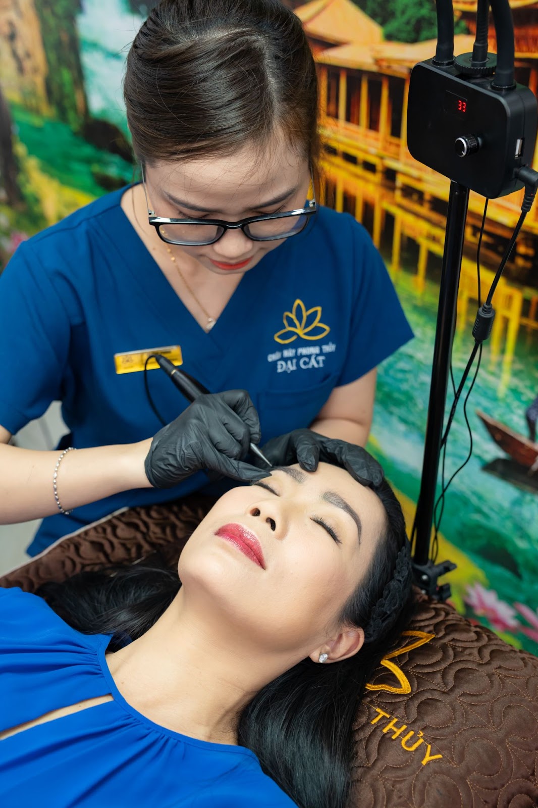 Chuyên viên của Viện thực hiện điêu khắc chân mày với nghệ sĩ Kim Chi