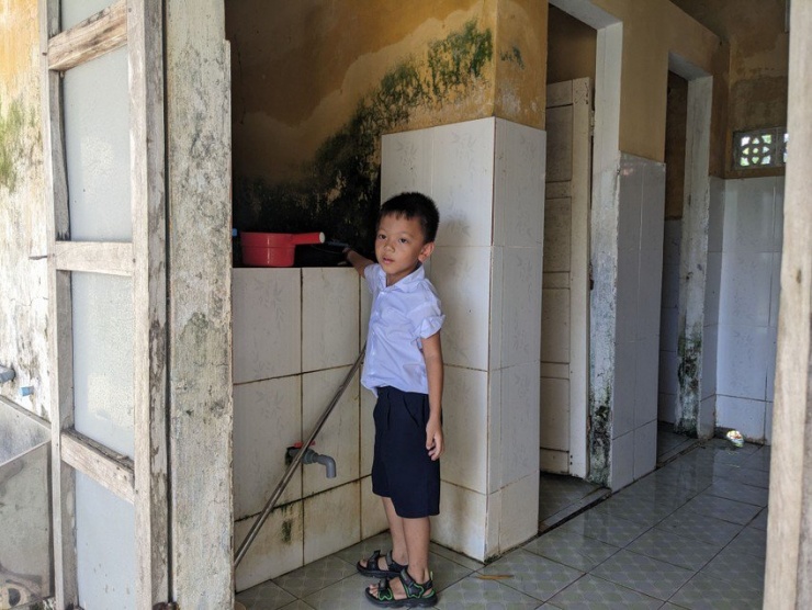 Nhà vệ sinh Trường tiểu học thị trấn Cửa Việt. Ảnh: NGUYỄN DO
