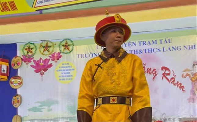 Nhân vật “giang hồ mạng” Phú Lê xuất hiện trong trang phục vua chúa nước ngoài