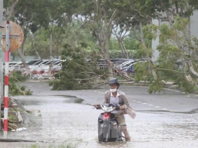 Hàng quán ven biển Đà Nẵng ngổn ngang, bão 'lột' gạch lát kè bờ sông Hàn