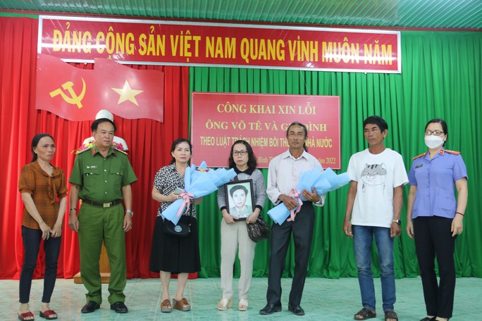 Cơ quan CSĐT Công an tỉnh Bình Thuận và VKSND cùng cấp trao hoa, xin lỗi gia đình ông Võ Ngọc
