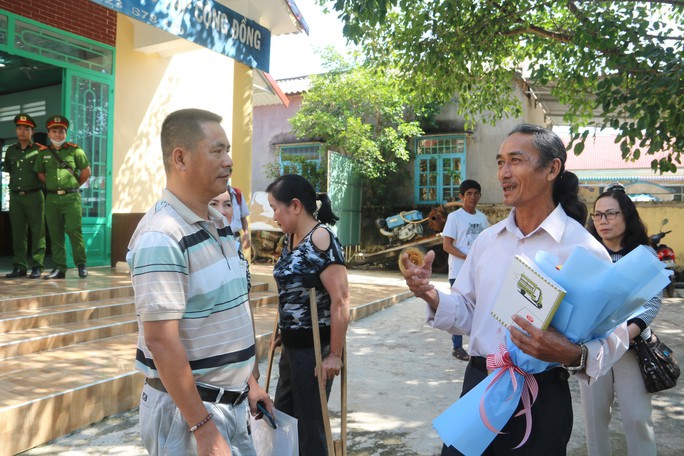 Ông Võ Ngọc (phải), con ông Võ Tê trao đổi với anh Đỗ Thanh An (con nạn nhân Phan Thị Khanh)
