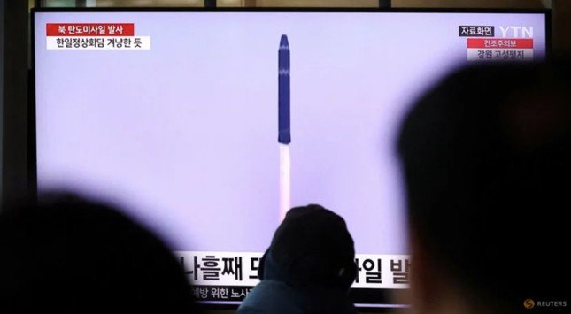 Người Hàn Quốc theo dõi tin tức về hoạt động phóng tên lửa của Triều Tiên trên màn hình TV ngày 16/3. (Ảnh: Reuters)