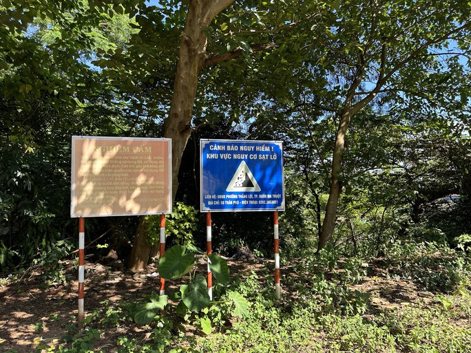 Dự án xây dựng bờ kè chưa được triển khai nên chính quyền địa phương lắp bảng cảnh báo sạt lở