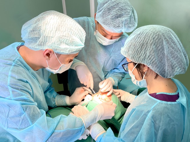 Ê kíp bác sĩ thực hiện cuộc phẫu thuật bóc tách khối u xâm lấn phức tạp trên vùng mặt bệnh nhân