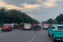 Hàng loạt ”biker” đạp xe vào làn riêng cho ô tô, CSGT Hà Nội nói gì?