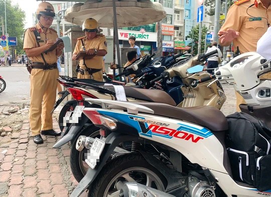 Các em cho rằng bản thân biết hành vi vi phạm của mình là trái pháp luật nhưng "có xe thì phải chạy" và việc bị xử lý vi phạm "có ba mẹ lo"