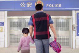 Trung Quốc: Bị sốc vì kết quả xét nghiệm ADN, người bố có hành động gây tranh cãi