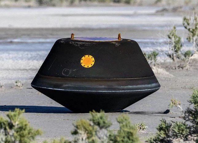 Chiếc hộp mang mẫu vật từ tiểu hành tinh Bennu về Trái đất đáp xuống bang Utah ngày 26/9. (Ảnh: NASA)