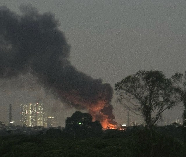 Hà Nội: Nhà xưởng bốc cháy dữ dội, cột khói cao hàng chục mét - Ảnh 1.