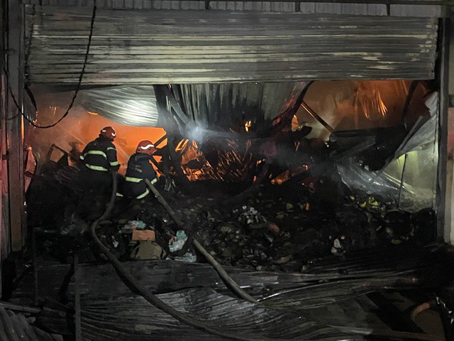 Hà Nội: Nhà xưởng bốc cháy dữ dội, cột khói cao hàng chục mét - Ảnh 2.