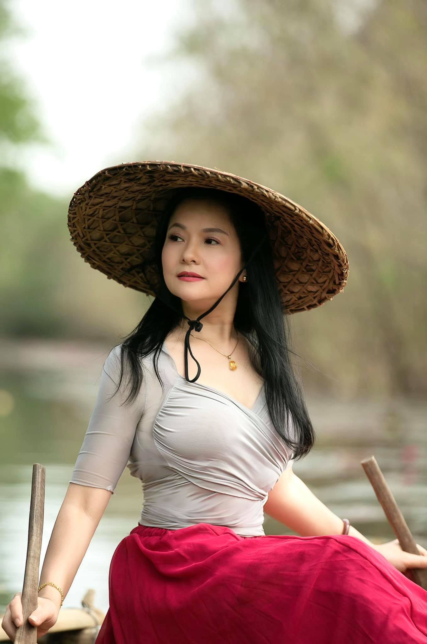 NSND Thu Hà tuổi 54 diện áo tắm nuột nà: Dàn mỹ nhân U60 trẻ đẹp bất chấp cam thường - 12