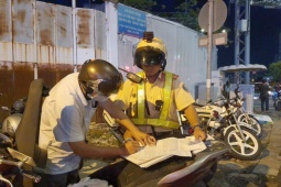 Tin tức trong ngày - Người đàn ông ở TPHCM vi phạm nồng độ cồn do uống nước ép hoa quả mật ong?