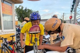 Tin tức trong ngày - CSGT TP.HCM phạt hàng loạt người đạp xe thể thao đi vào làn ô tô