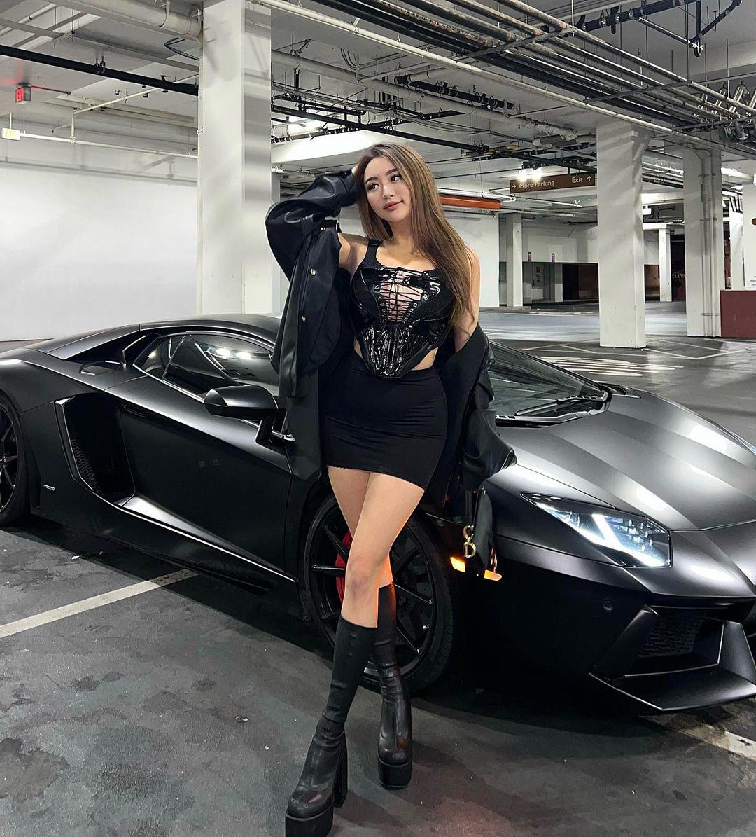 Rebecca Liu trông đầy cá tính khi diện mốt áo corset phối cùng chân váy ngắn màu đen. Cô khoác thêm một chiếc áo khoác da, đi boot, trông cá tính và gợi cảm hơn.&nbsp;