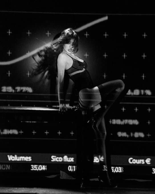 Loạt hình ảnh rõ nét Lisa (BLACKPINK) múa thoát y trong hộp đêm - 7