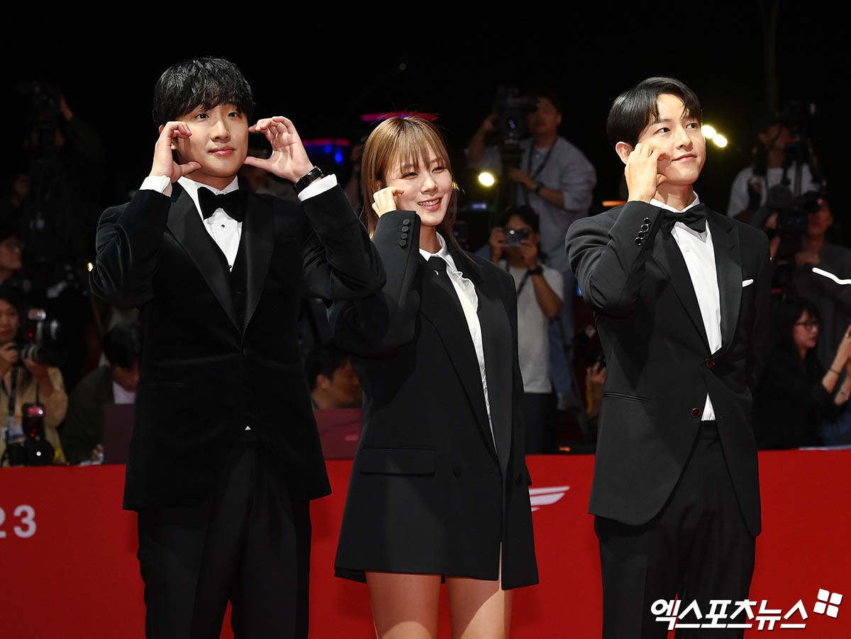 Hong Sa Bin cùng BIBI và Song Joong
Ki