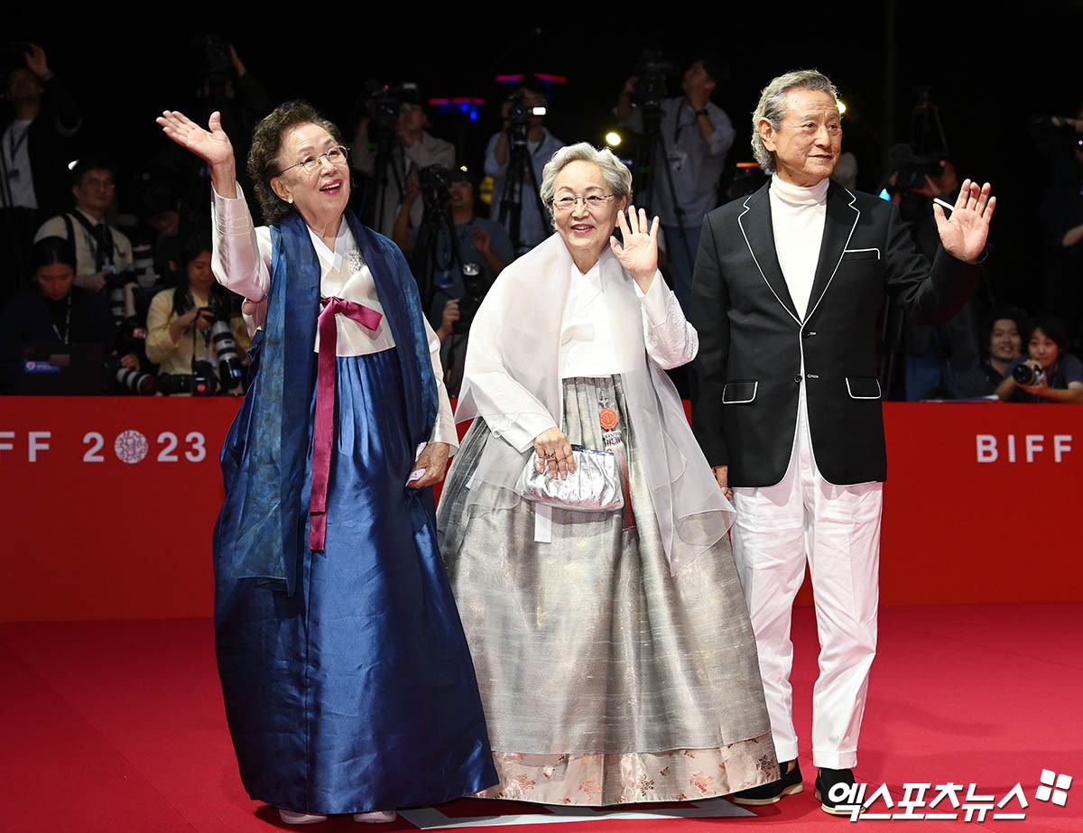 Bộ ba diễn viên gạo cội Na Moon Hee,
Kim Young Ok và Park Geun Hyung