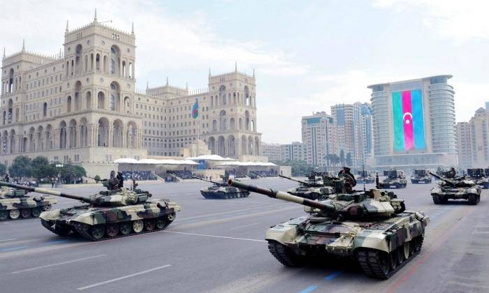 Các xe tăng Azerbaijan tham gia duyệt binh trong ngày thành lập quân đội.