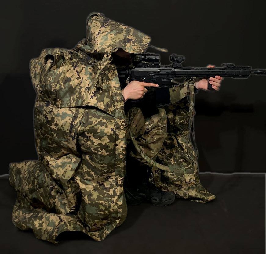 Một xạ thủ Ukraine mặc "áo choàng tàng hình" mới.