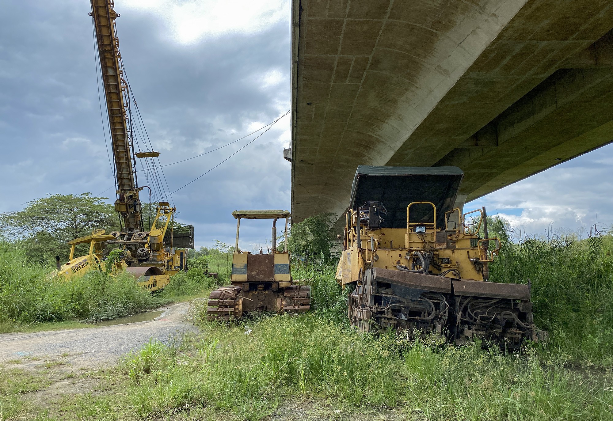 “Chúng tôi có gần chục người thay phiên nhau canh gác cả ngày lẫn đêm, nhưng công trường rộng lớn vẫn bị kẻ gian đột nhập trộm các bộ phận thiết bị máy móc”, người này cho biết thêm.