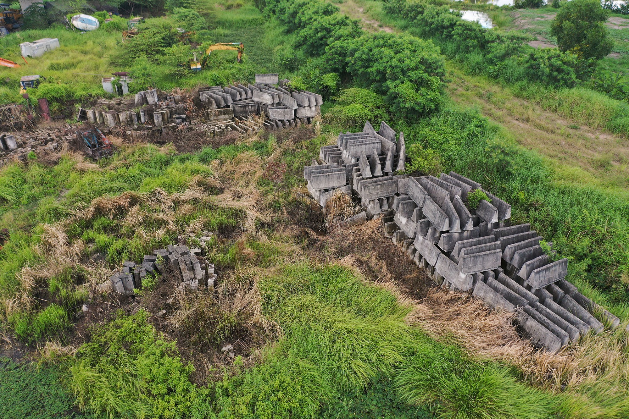 Hàng nghìn khối bê tông dùng làm dải phân cách làn đường cao tốc đã đúc sẵn chất thành nhiều lớp giữa công trường. Ngoài ra, các loại vật liệu xây dựng như đá dăm, cát,… cũng tồn thành đống khắp khu vực.