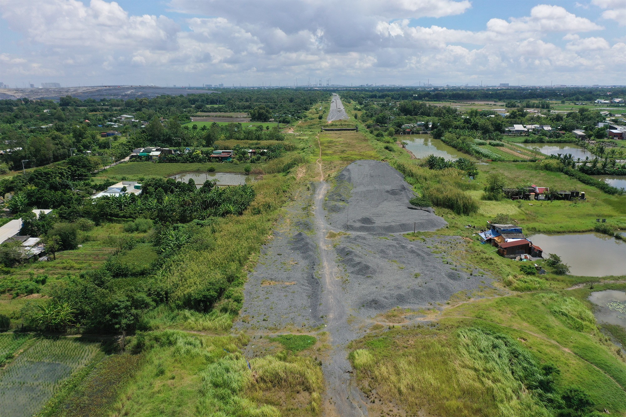 Những đống đá dăm tập kết trên nền cao tốc chưa được rải, lu nền gây khó khăn cho công tác bảo vệ của nhà thầu.
