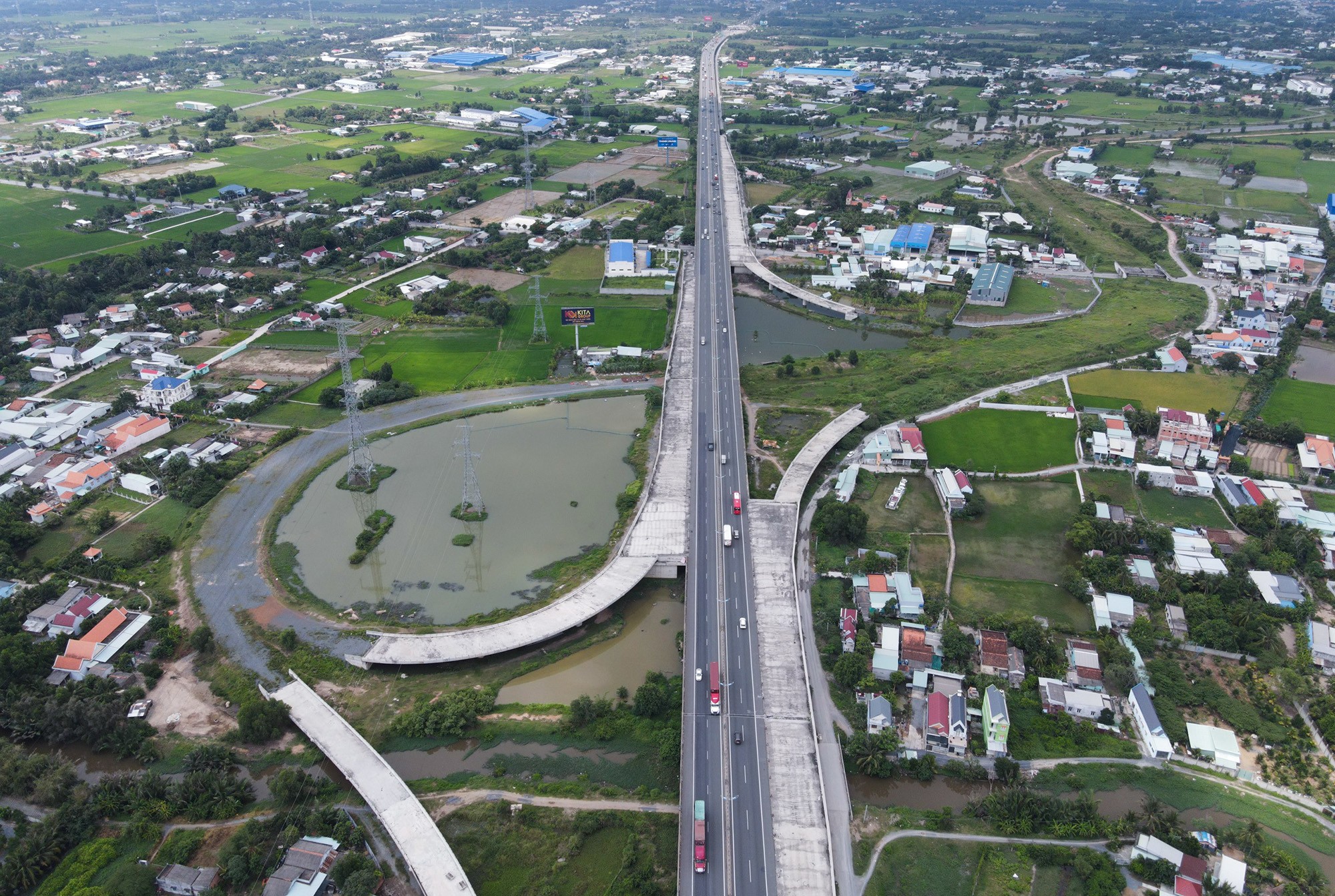 Ngoài ra, đoạn cao tốc đi qua huyện Bến Lức (Long An) và huyện Bình Chánh (TP.HCM) giao cắt với các tuyến đường lớn, quốc lộ, sông rạch vẫn bị đứt quãng, chưa đấu nối với nhau khi bị ngưng thi công nhiều năm qua. Trong đó, điểm đầu là nút giao kết nối với cao tốc TP.HCM - Trung Lương trên địa bàn Long An ngưng thi công khi đang xây dựng các nhánh đường dẫn.