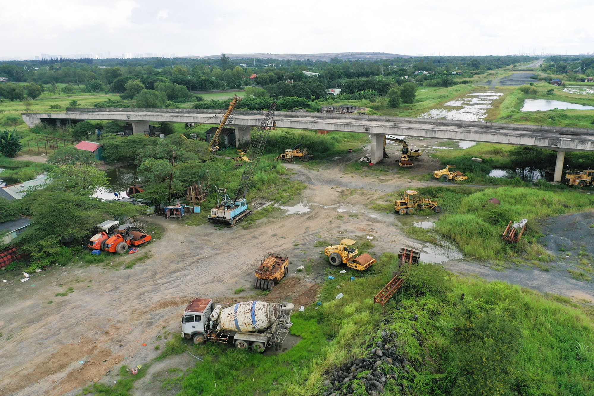 Nhiều loại máy móc như máy cuốc, xe bồn, xe tải, xe cẩu, lu nền…. được tập kết tại đây sau khi gói thầu ngưng thi công.